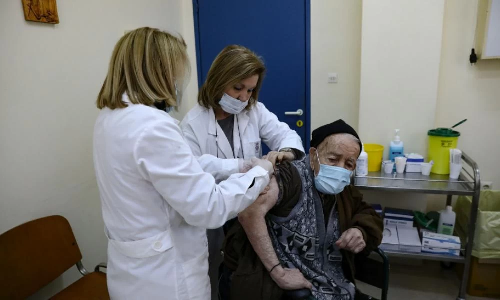 Ερευνα ΕΚΠΑ για τον εμβολιασμό: Ποιες ηλικίες αναπτύσσουν πιο γρήγορα ανοσία -Η σημασία της 2ης δόσης